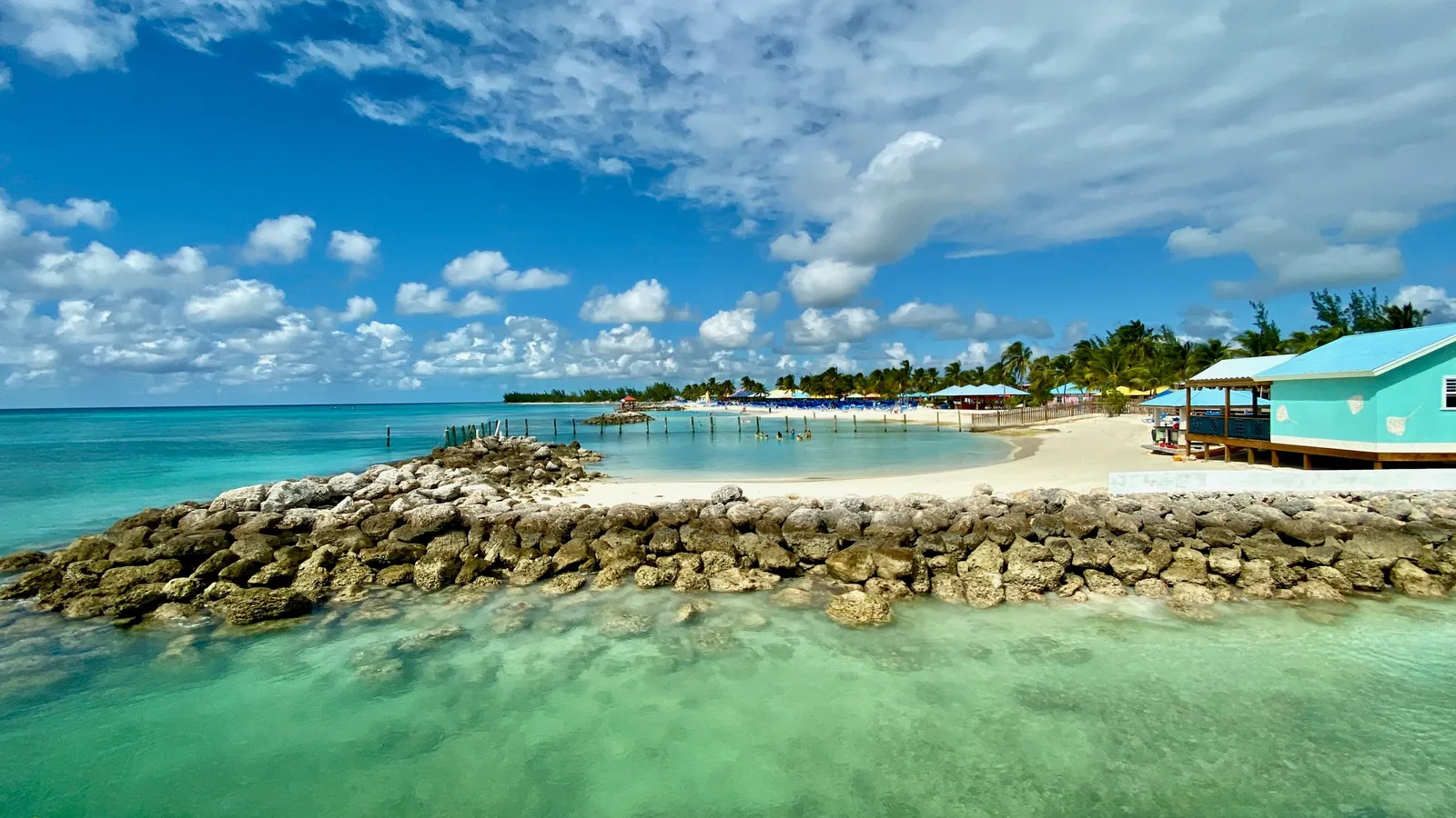 Pink sand and turquoise water in Eleuthera, Bahamas